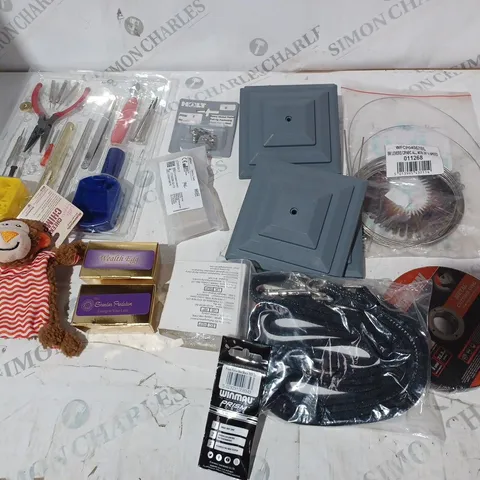 GROUP OF ASSORTED HOUSEHOLD ITEMS