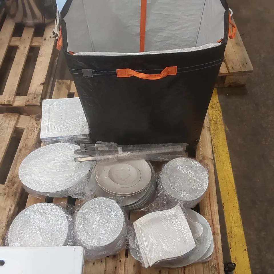 PALLET CONTAINING A LARGE QUANTITY OF ASSORTED DINNERWARE INCLUDING PLATES, BOWLS ECT
