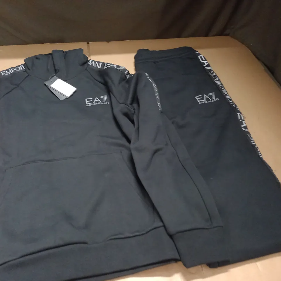 EMPORIO ARMANI HOODIE AND PANTS SET - L