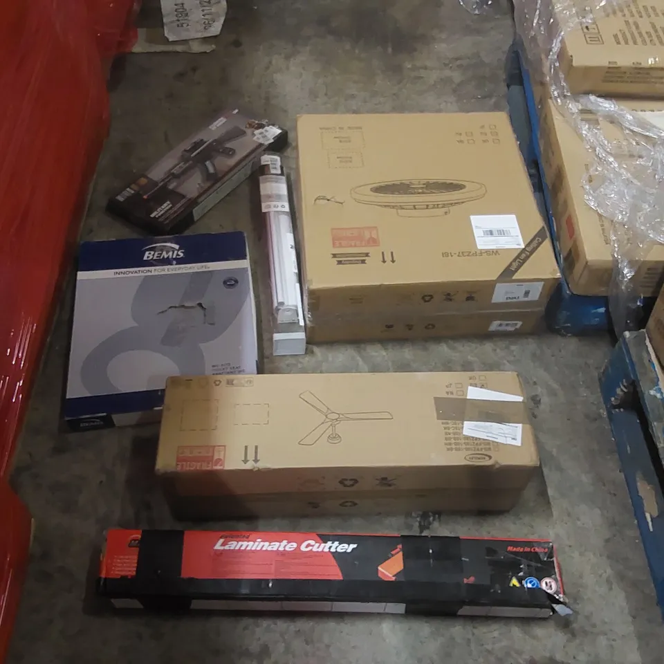PALLET OF ASSORTED HOUSEHOLD GOODS AND PRODUCTS TO INCLUDE: LAMINATE CUTTER, CEILING FAN, TOILET SEAT, CEILING FAN LIGHT, BLINDS ECT