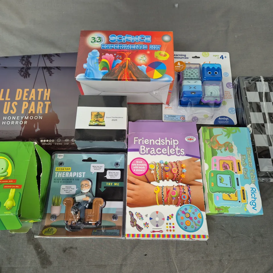 LOT OF 10 ASSORTED TOYS AND GAMES TO INCLUDE DESKTOP THERAPIST, HONEYMOON MURDER MYSTERIES AND SCIENCE EXPERIMENT KIT