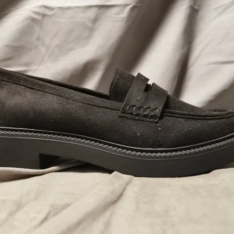 BOXED PAIR OF SIMPLY BE LOAFERS IN BLACK SIZE 6 EX WIDE