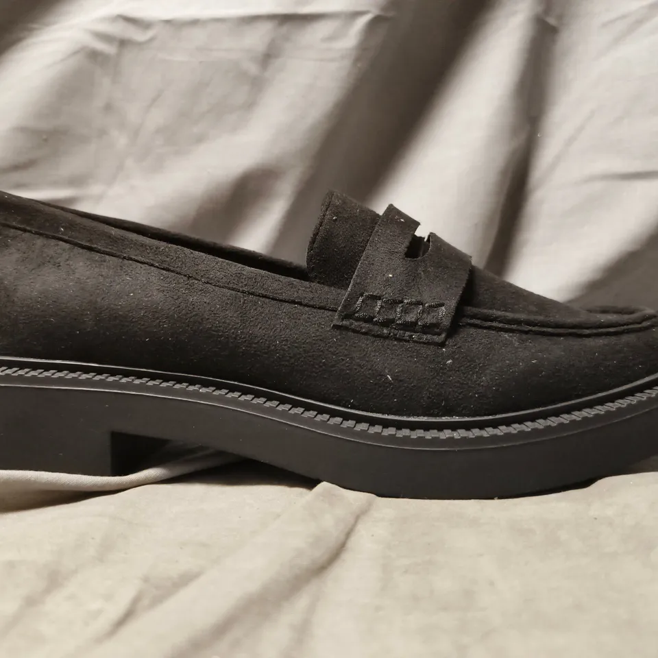 BOXED PAIR OF SIMPLY BE LOAFERS IN BLACK SIZE 6 EX WIDE
