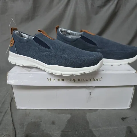 BOXED PAIR OF DR KELLER LOAFERS IN BLUE SIZE 9