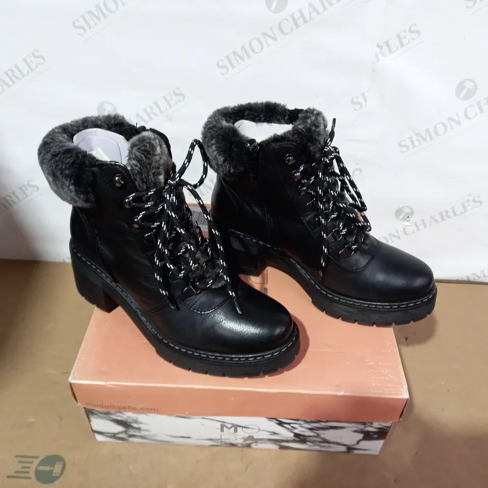 BOXED PAIR OF MODA IN PELLE BLACK BOOTS- SIZE 37