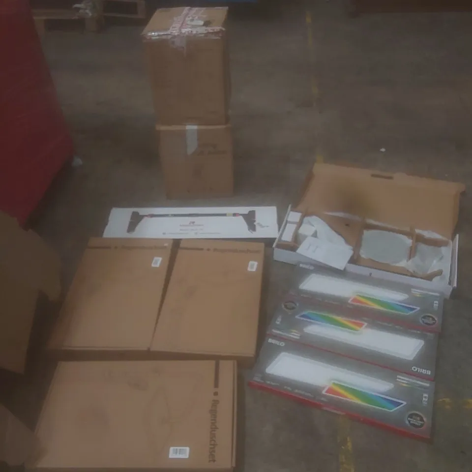 PALLET OF ASSORTED HOUSEHOLD GOODS AND PRODUCTS TO INCLUDE; SHOWER PRODUCTS, A LARGE NUMBER OF JUICERS, RGB BACK-LIGHTS, DOORWAY CHIN-UP BAR ETC