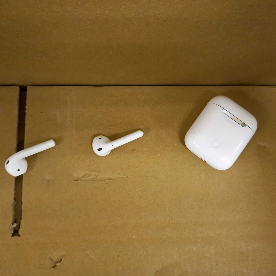 BOXED APPLE AIRPODS 