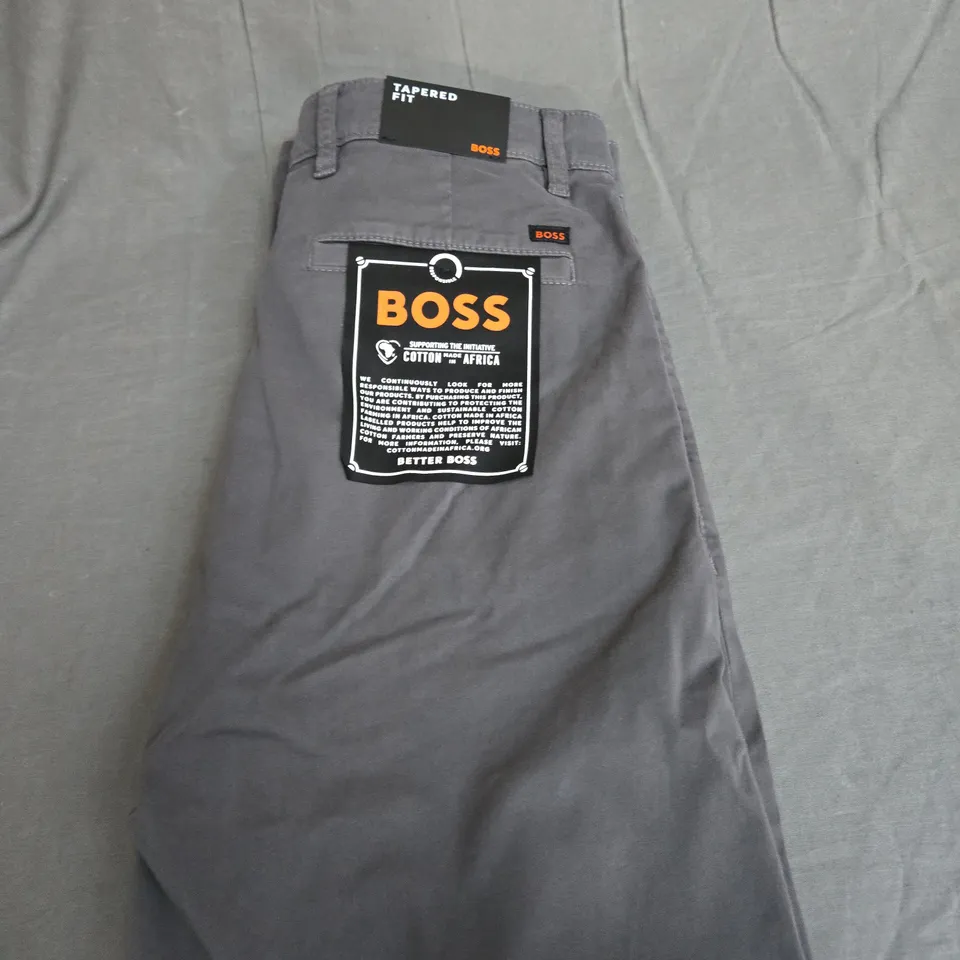 HUGO BOSS TAPERED FIT TROUSERS - SIZE W32