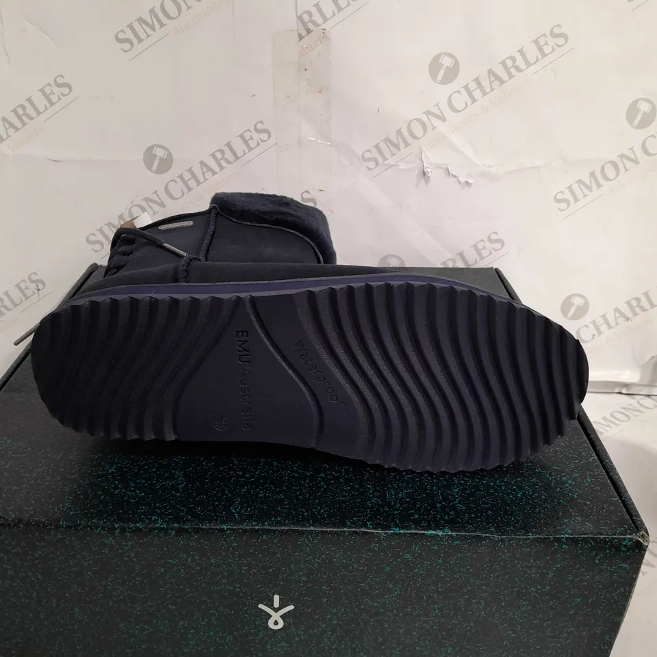 BOXED PAIR OF EMU BIRDWOOD BOOTS IN MIDNIGHT UK SIZE 6 