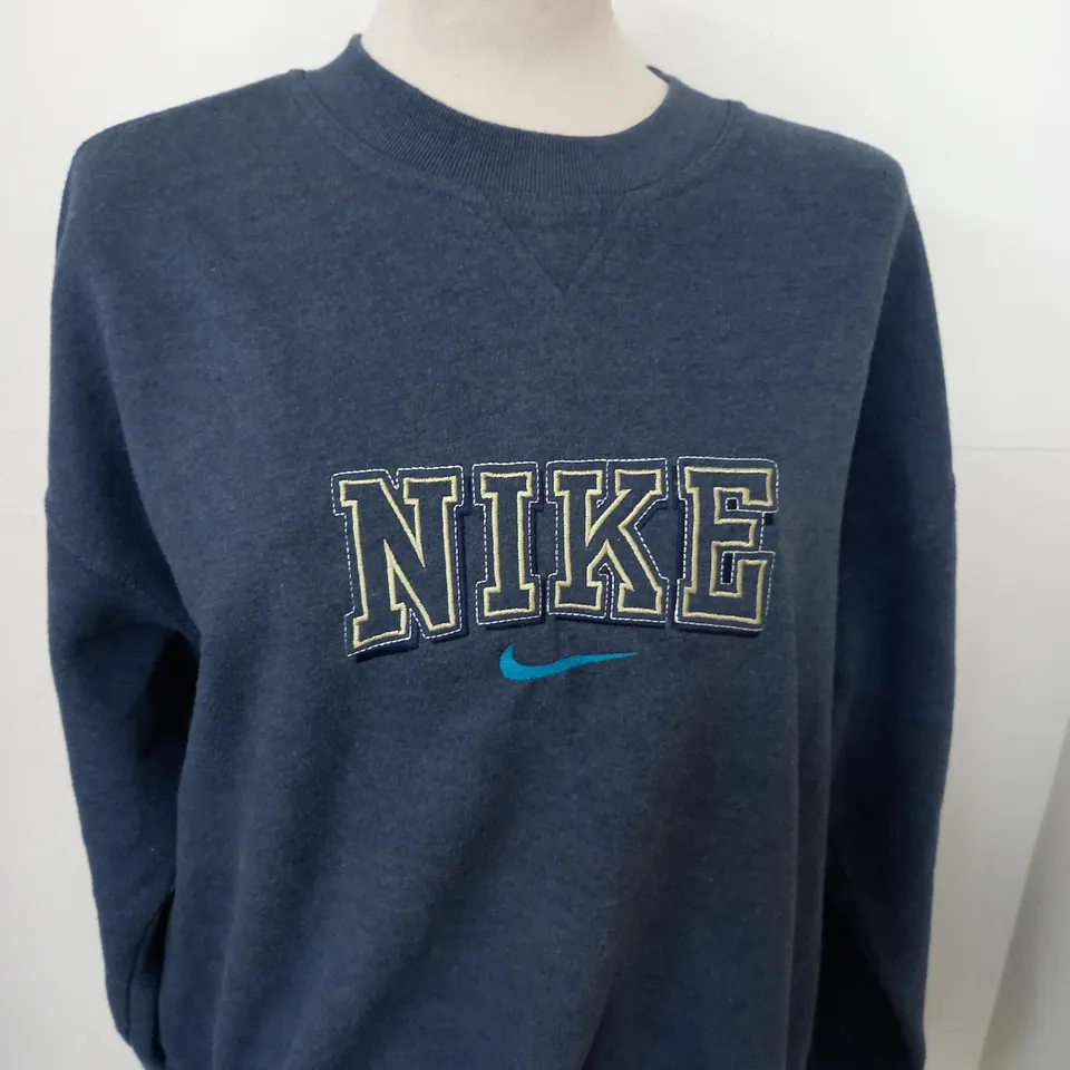 NIKE LOGO GRAPHIC SWEATSHIRT SIZE M