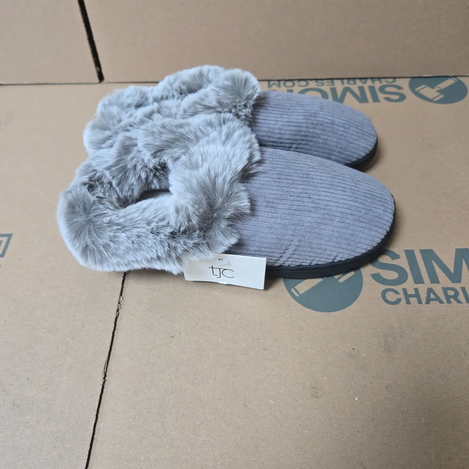 BOX OF APPROXIMATELY 20 PAIRS OF GREY SLIPPERS, UK SIZE 3 - 4 WITH TAGS