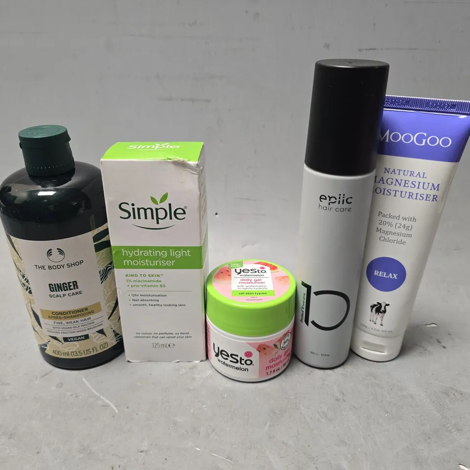 APPROXIMATELY 15 ASSORTED HEALTH & BEAUTY ITEMS TO INCLUDE - MOOGOO MOISTURIZER , SIMPLE MOISTURIZER , THE BODY SHOP GINGER CONDITIONER ETC