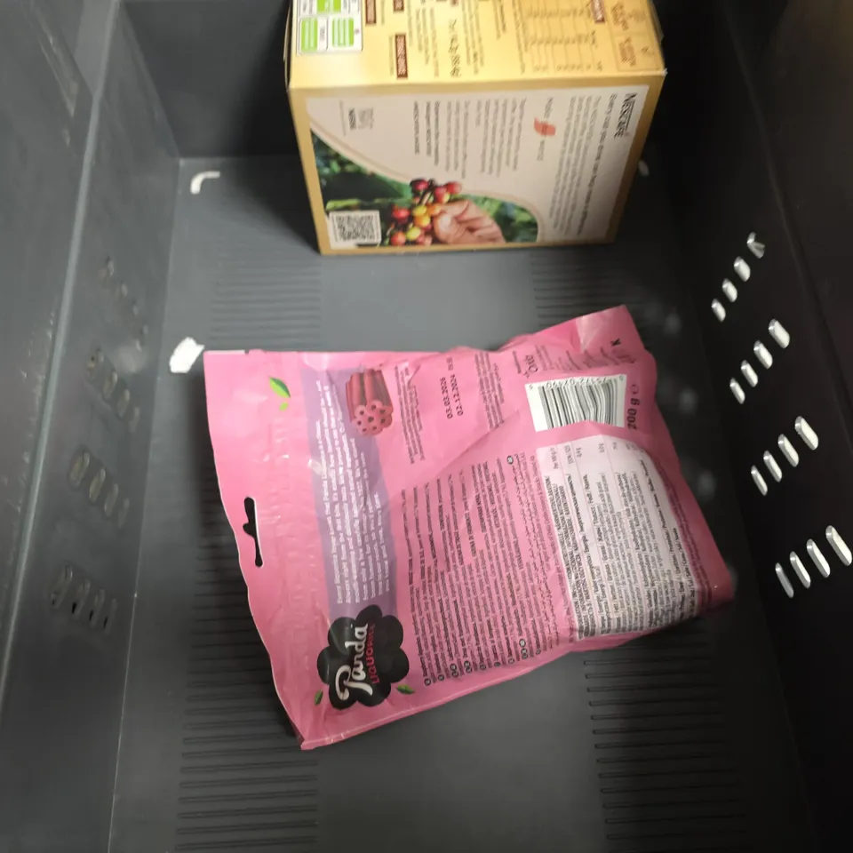 APPROXIMATELY 6 ASSORTED FOOD ITEMS TO INCLUDE - HARIBO TANGOFASTICS , HOTEL CHOCOLAT ETC