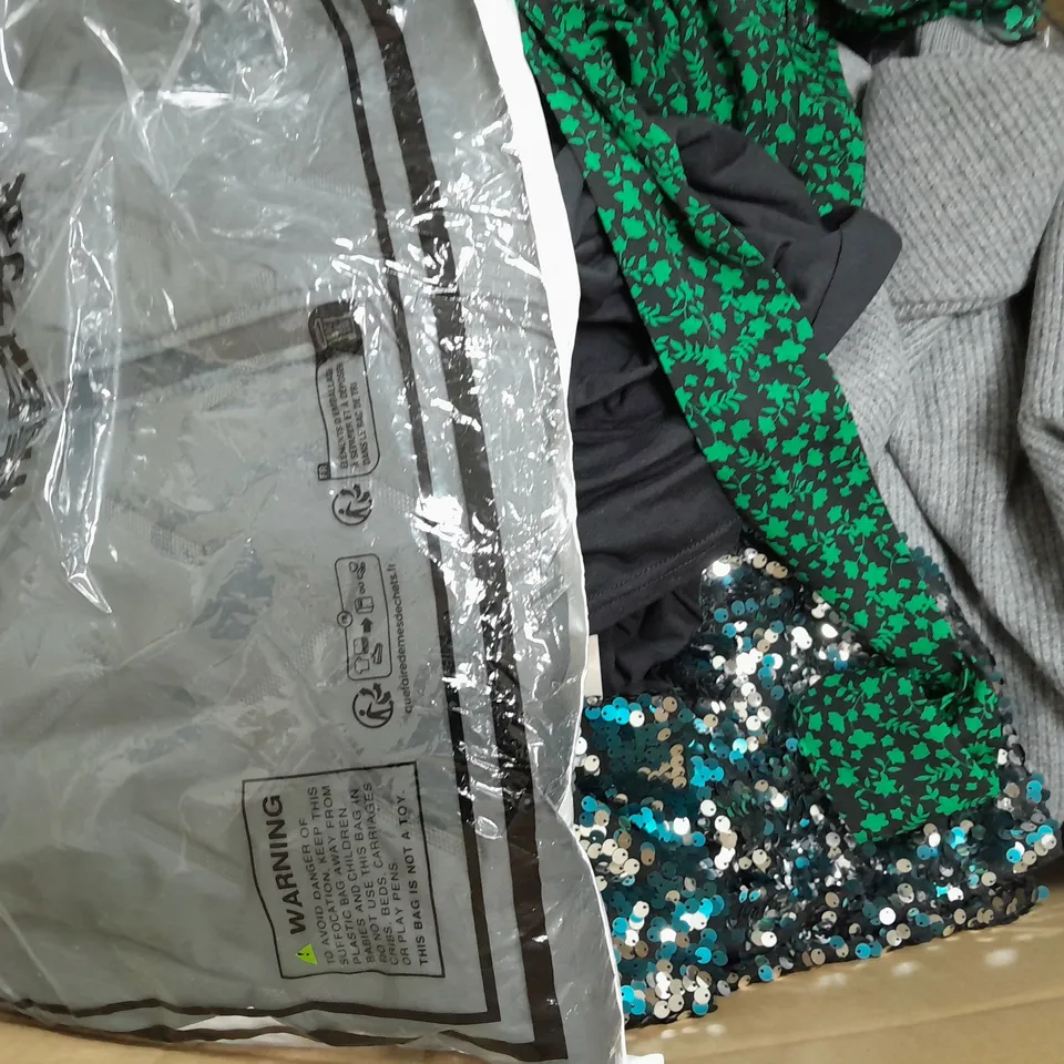 BOX OF APPROXIMATELY 25 ASSORTED CHILDRENS CLOTHING ITEMS TO INCUDE - JUMPERS , DRESS , TOP ETC