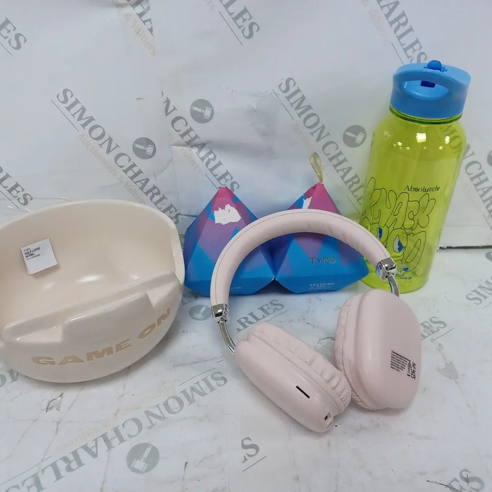 BOX OF APPROXIMATELY 40 ASSORTED HOUSEHOLD ITEMS TO INCLUDE SCENTED CANDLES, WATER BOTTLES, WIRELESS HEADPHONES, ETC