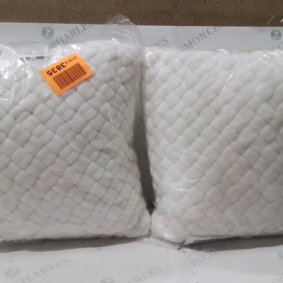 BRAND NEW SEALED SET OF 2 CHUNKY KNIT CUSHION FILLER WHITE