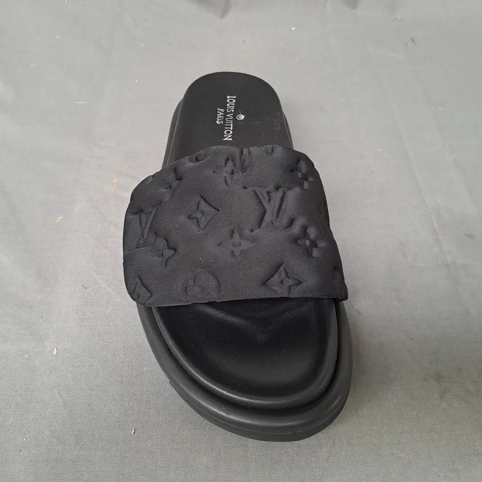 PAIR OF LOUIS VUITTON PARIS SLIDERS IN BLACK EU SIZE 41