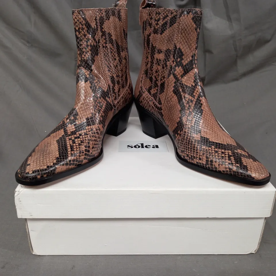 BOXED PAIR OF SOLEA FARES LEATHER ANKLE BOOTS IN TAUPE EU SIZE 39