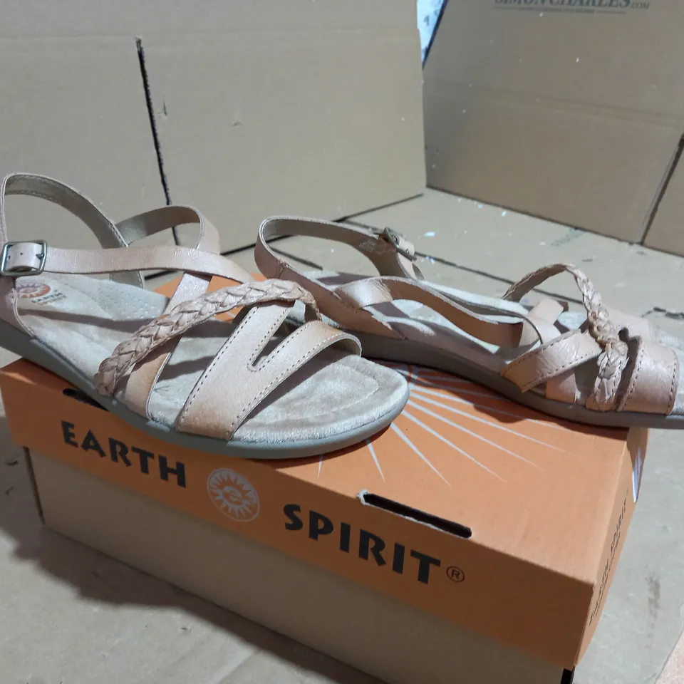 EARTH SPIRIT CUIR VERITAVLE WYATT HONEY SANDAL SIZE 7 