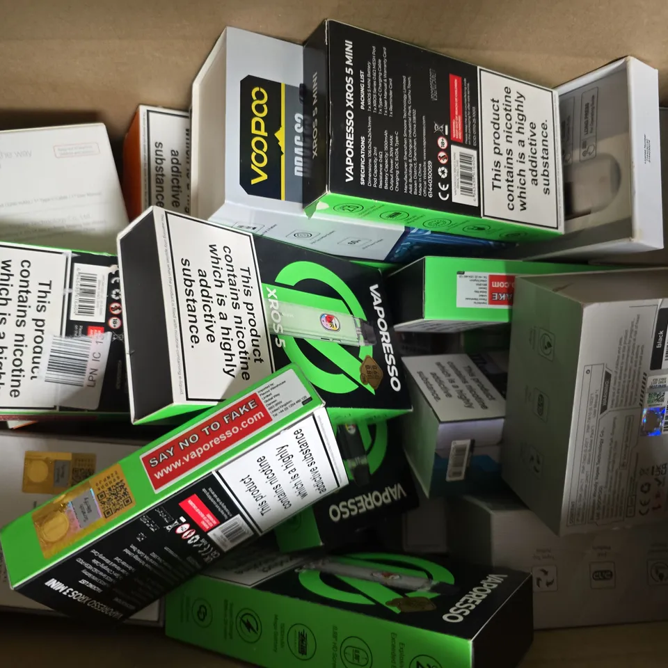 BOX OF APPROXIMATELY 25 ASSORTED E-CIGARETTE AND VAPING PRODUCTS TO INCLUDE VOOPOO, ASPIRE, ETC - COLLECTION ONLY