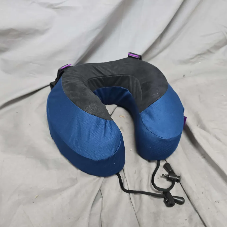 CABEAU NECK PILLOW IN NAVY