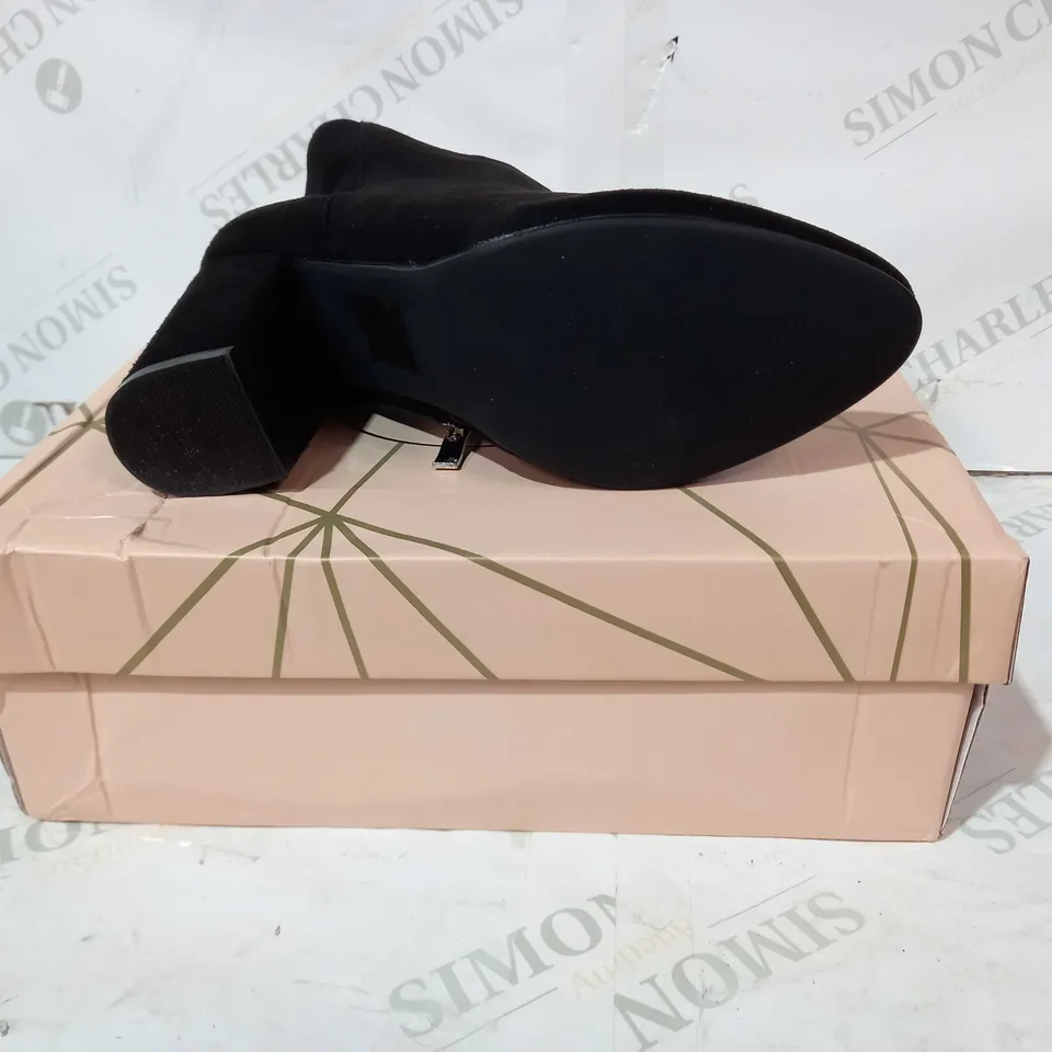 BOXED PAIR OF ESSEX GLAM FAUX SUEDE HEELED ANKLE HIGH SHOES IN BLACK UK SIZE 5