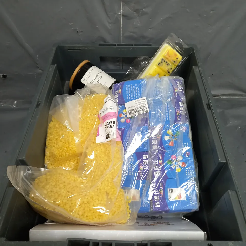 APPROXIMATELY 10 ASSORTED HOUSEHOLD ITEMS TOO INCLUDE CANDLES , LIGHTS , ETC 