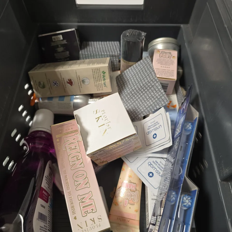 APPROXIMATELY 18 ASSORTED COSMETIC ITEMS INCLUDING HOMAROMA SOAP SPONGE , SLICK GORILLA SEA SALT SPRAY AND E45 ITCH RELIEF CREAM