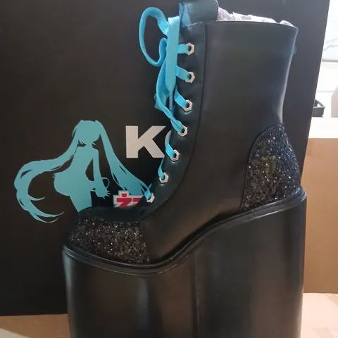 KOI X HATSUNE MIKU MUSICAL LEEK MEGA PLATFORM CHARM BOOTS – BLACK SIZE 5