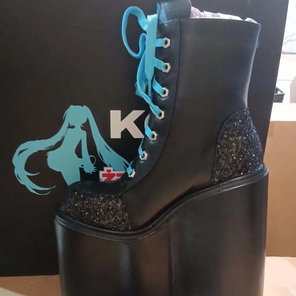 KOI X HATSUNE MIKU MUSICAL LEEK MEGA PLATFORM CHARM BOOTS – BLACK SIZE 6