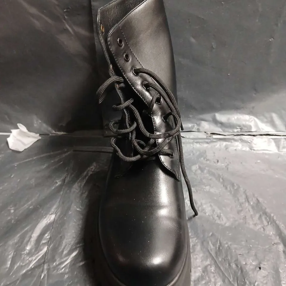 BLACK LEATHER COMBAT BOOTS WITH CHUNKY LUG SOLE – UK SIZE 7 