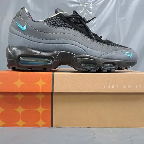 BOXED PAIR OF NIKE AIR MAX 95 TT SHOES IN BLACK/GREY SIZE UK 11