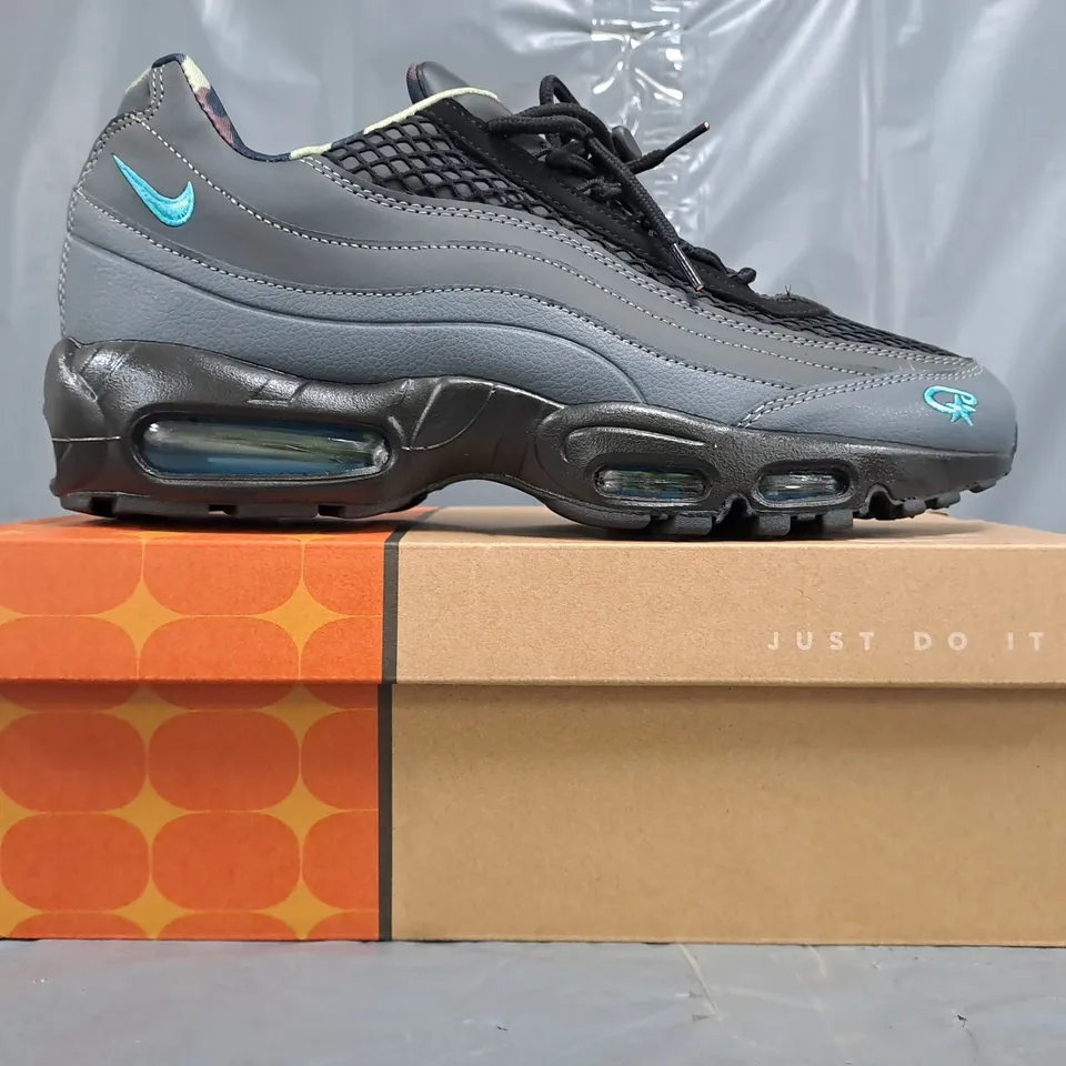 BOXED PAIR OF NIKE AIR MAX 95 TT SHOES IN BLACK/GREY SIZE UK 11
