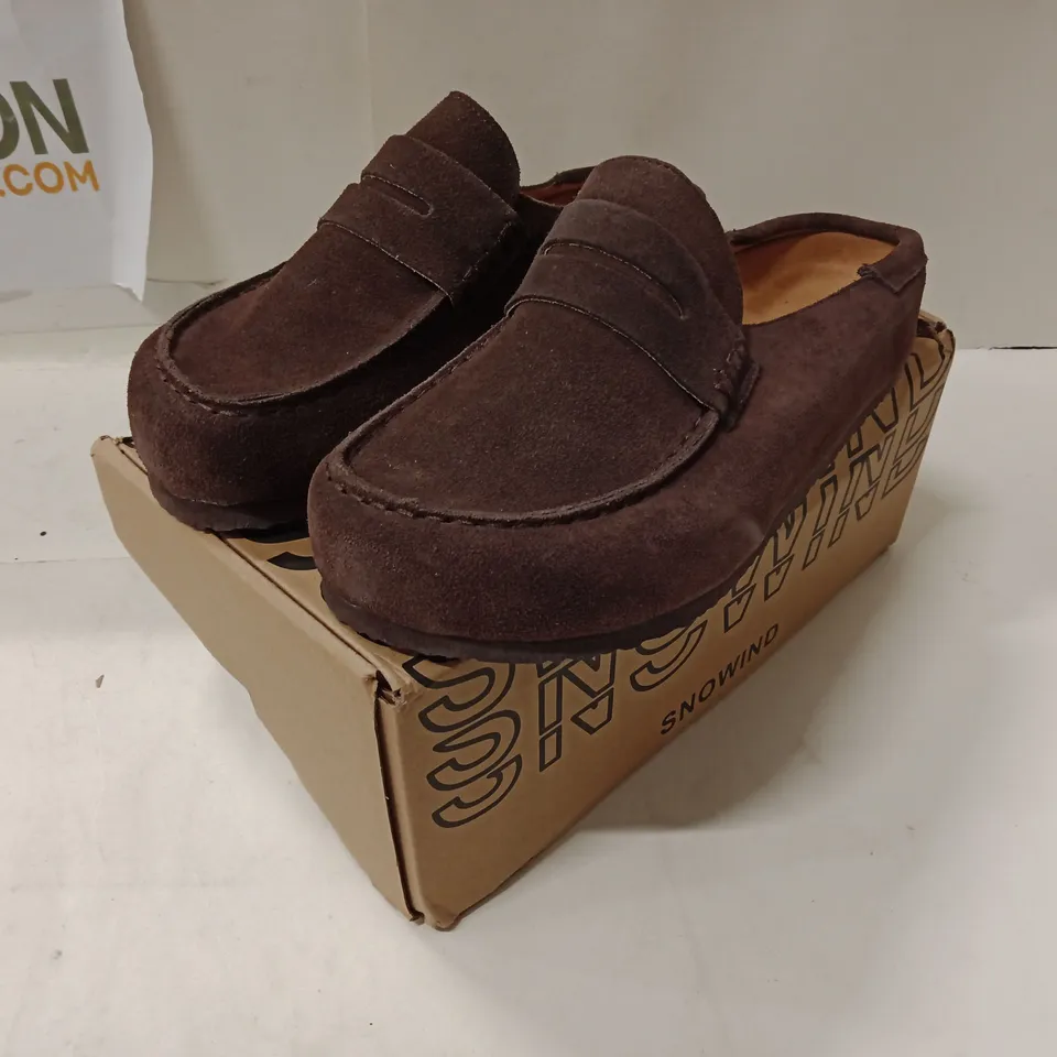 BOXED SNOWWIND CLOGS – SUEDE MOCHA, UK 6.5 (EU 39) – MEN'S