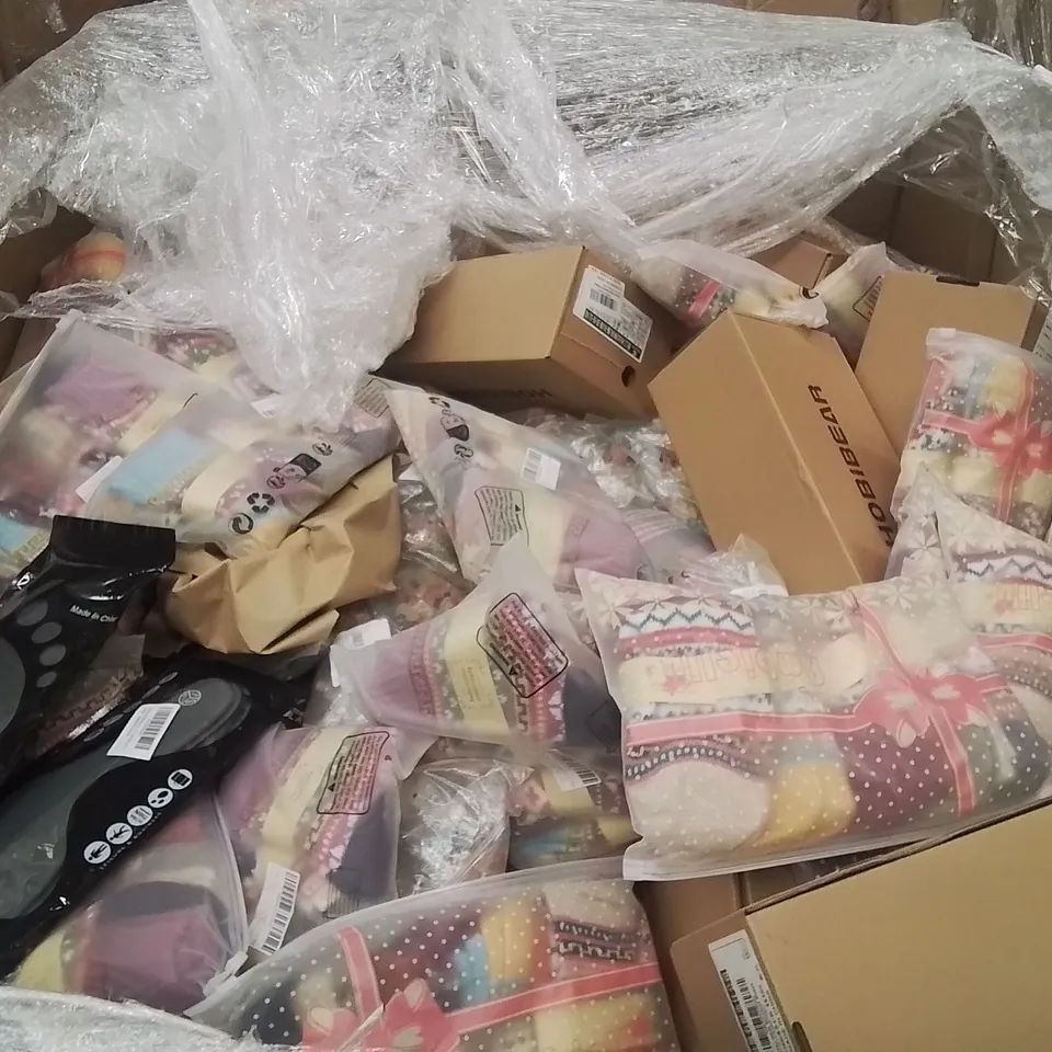 PALLET OF TECH ACCESSORIES,HOME DECOR,CLOTHING,DIY HARDWARE PRODUCTS AND ITEMS TO INCLUDE;INSOLES,SHOES,SOCKS