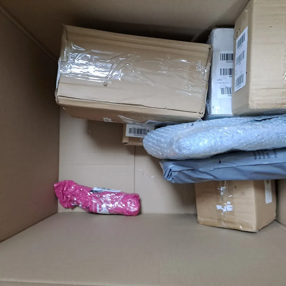 APPROXIMATELY 6 ASSORTED DAMAGED HOUSEHOLD GOODS TO INCLUDE GARDEN LIGHTING, DRINK GLASSES, AND FOOD CONTAINERS ETC.