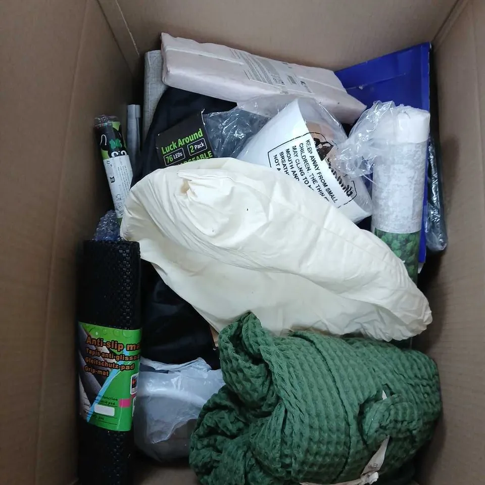BOX CONTAINING A MIX OF APPROXIMATELY 20 ASSORTED ITEMS INCLUDING WALLPAPER, BEDDING, LIGHTING ETC. 