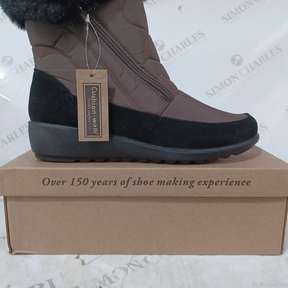 BOXED PAIR OF CUSHION-WALK FAUX FUR LINED ANKLE BOOTS IN BROWN SIZE 7