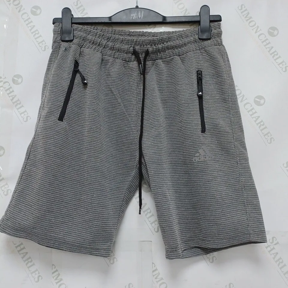 ADIDAS STRETCH WAIST SHORTS IN BLACK/GREY - MEDIUM
