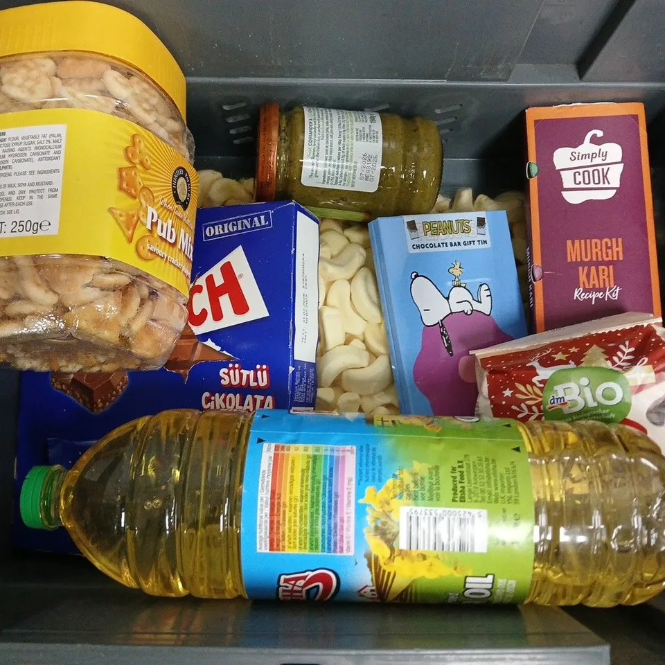 APPROXIMATELY 6 ASSORTED FOOD ITEMS TO INCLUDE PUB MIX, CRUNCH BARS, CANOLA OIL, ETC