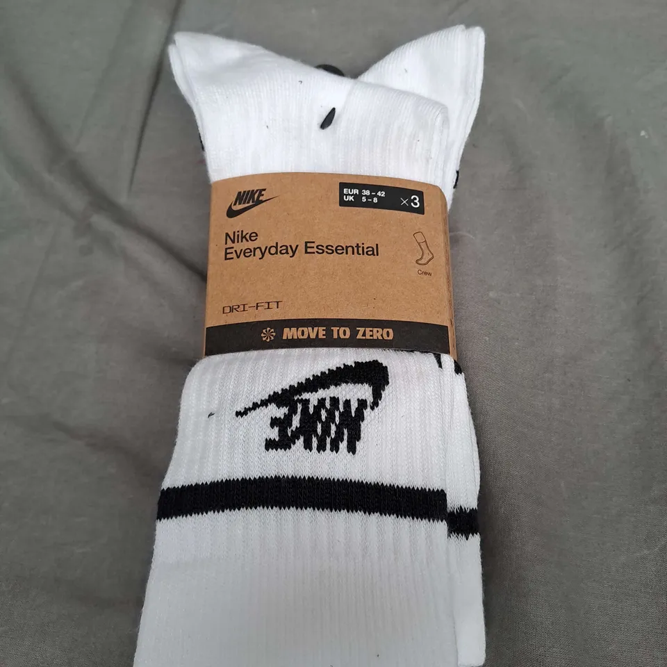 NIKE EVERYDAY ESSENTIAL CREW SOCKS 3PACK IN WHITE SIZE M