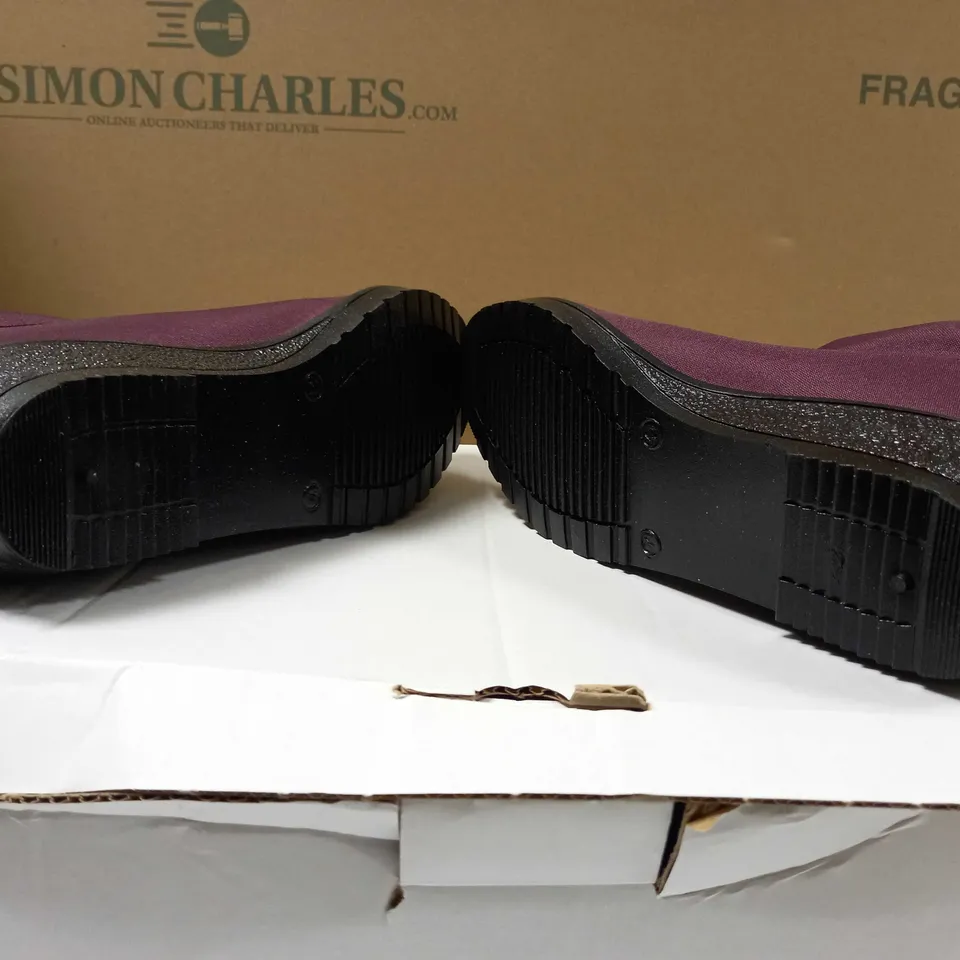BOXED PAIR OF DESIGNER BORG LINED BURGUNDY BOOTS - SIZE 7