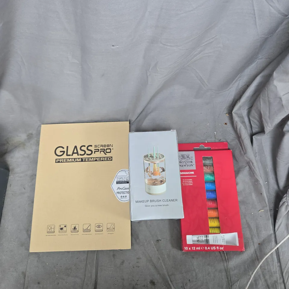 A TOTE OF ASSORTED ITEMS TO INCLUDE WINSOR & NEWTON GOUACHE PAINT SET; TEMPERED GLASS SCREEN PROTECTOR; MAKEUP BRUSH CLEANER – ASSORTED ART & COSMETICS