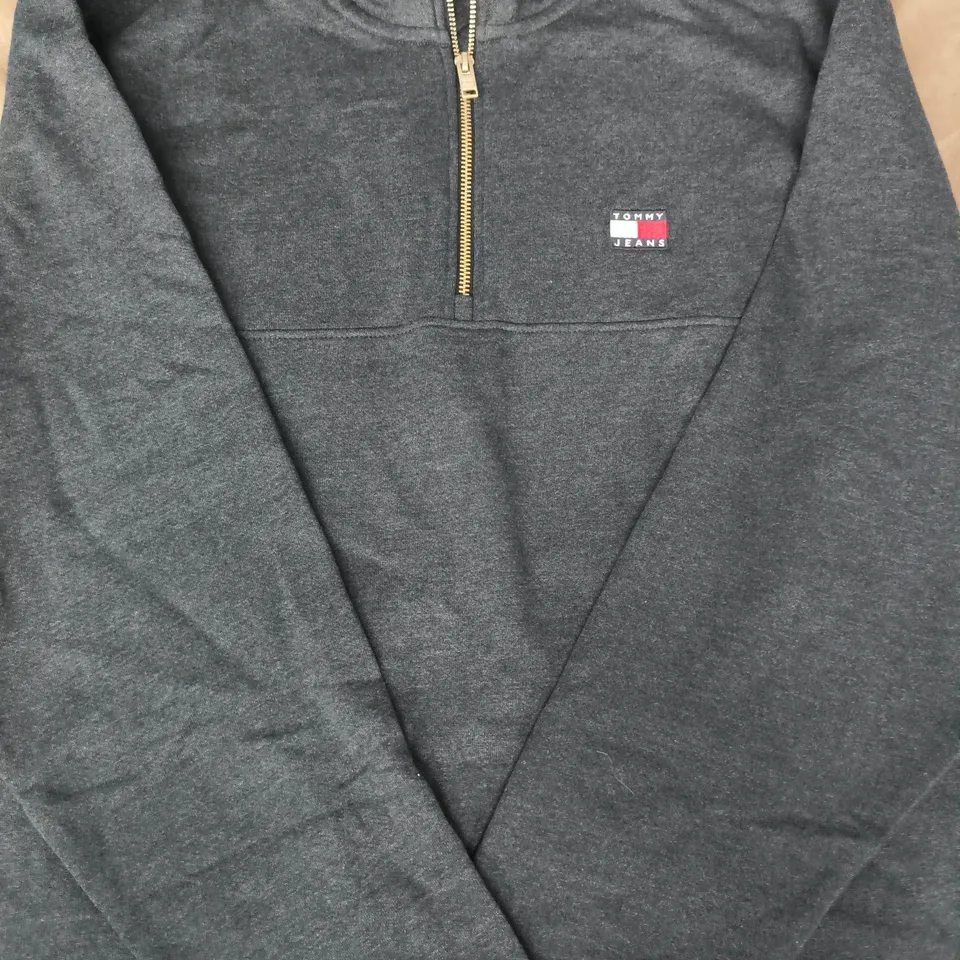 TOMMY JEANS LONG SLEEVE 1/4 ZIP JUMPER IN NAVY SIZE LARGE