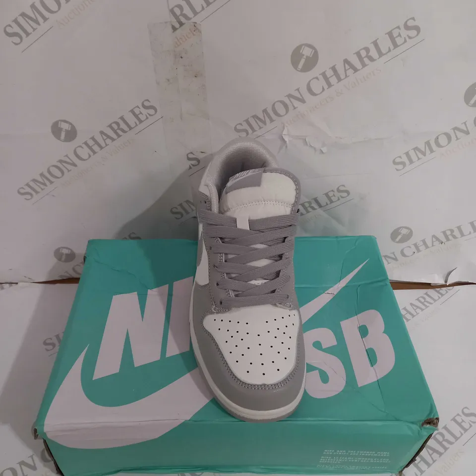 BOXED PAIR OF NIKE SB DUNKS IN GREY SIZE 5.5