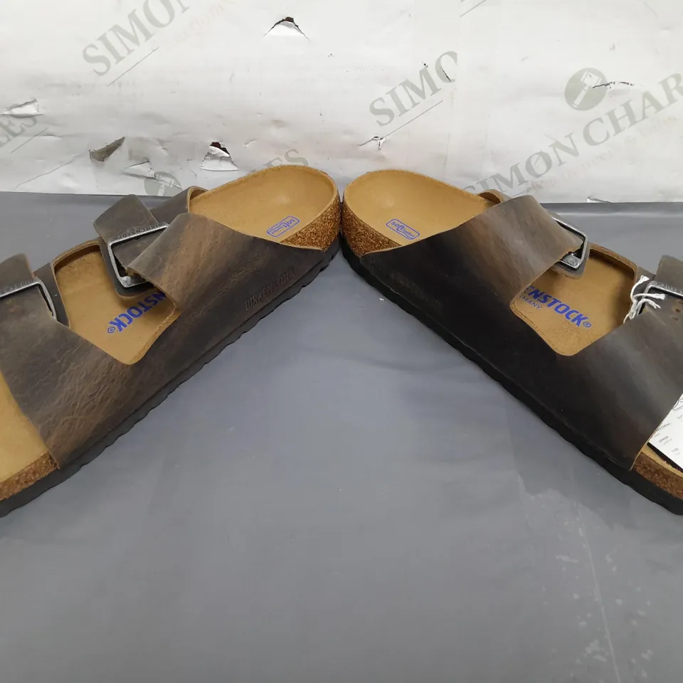 BOXED PAIR OF BIRKENSTOCK ARIZONA BS SANDALS IN FADED KHAKI UK SIZE 7.5