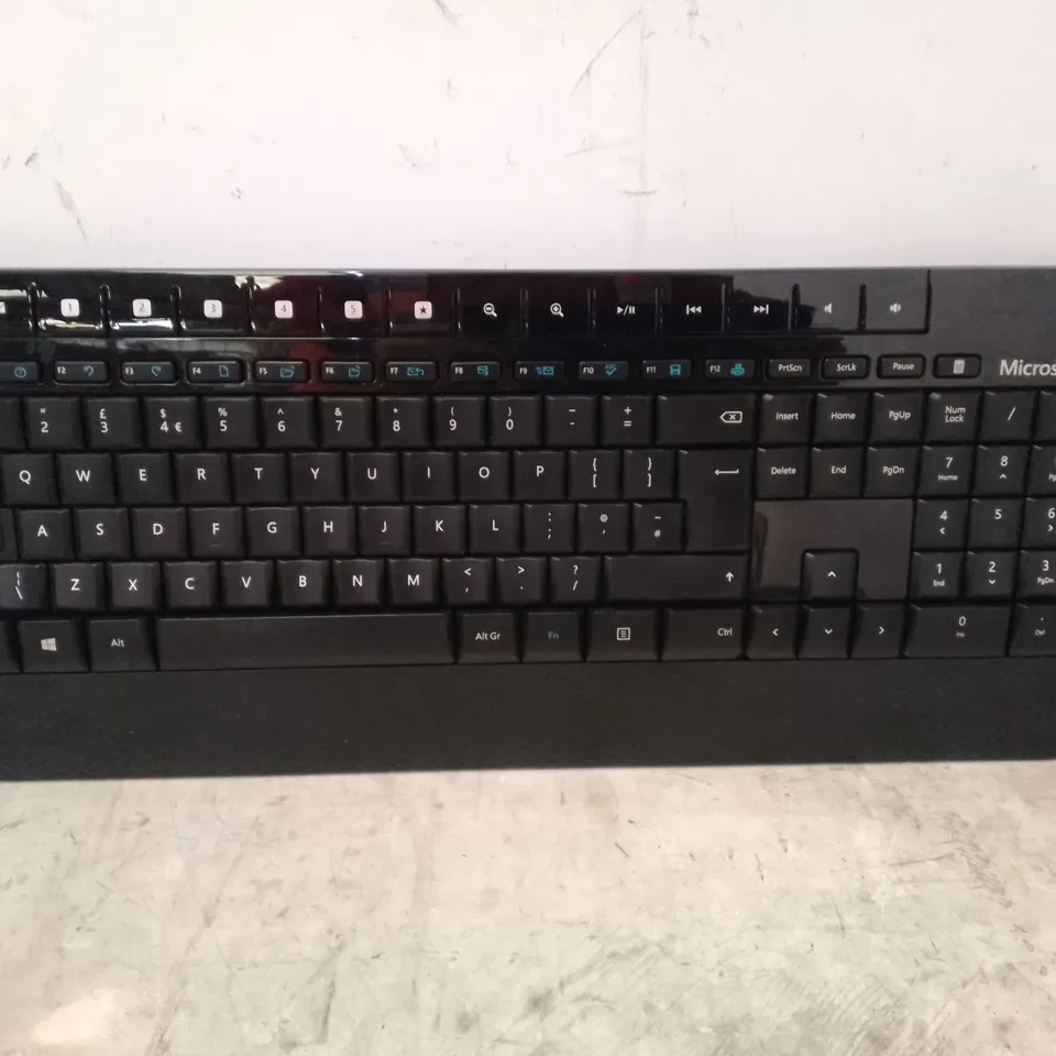 BOXED MICROSOFT WIRELESS KEYBOARD 2000