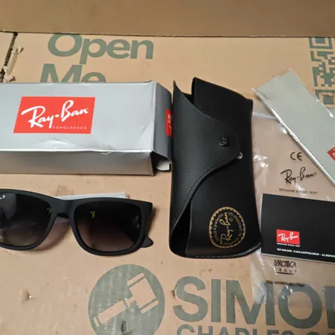 BOXED PAIR OF RAY BAN CHUNKY BLACK FRAMED GLASSES