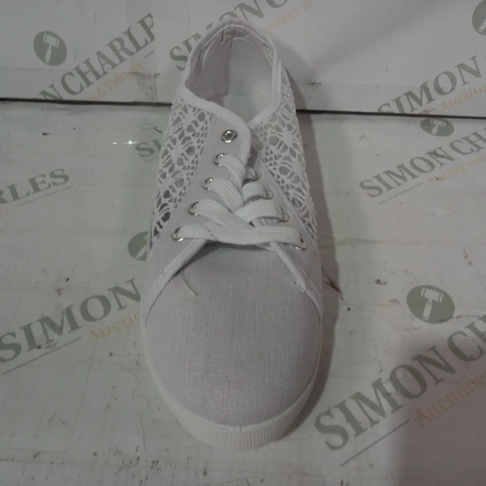 PAIR OF DESIGNER CANVAS LACE SHOES IN WHITE EU SIZE 41