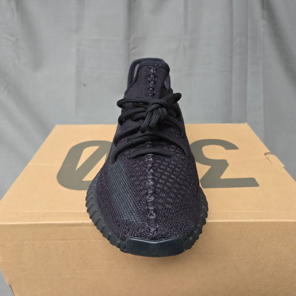 BOXED ADIDAS YEEZY BOOST 350 V2 ONYX BLACK TRAINERS - UK 6 1/2